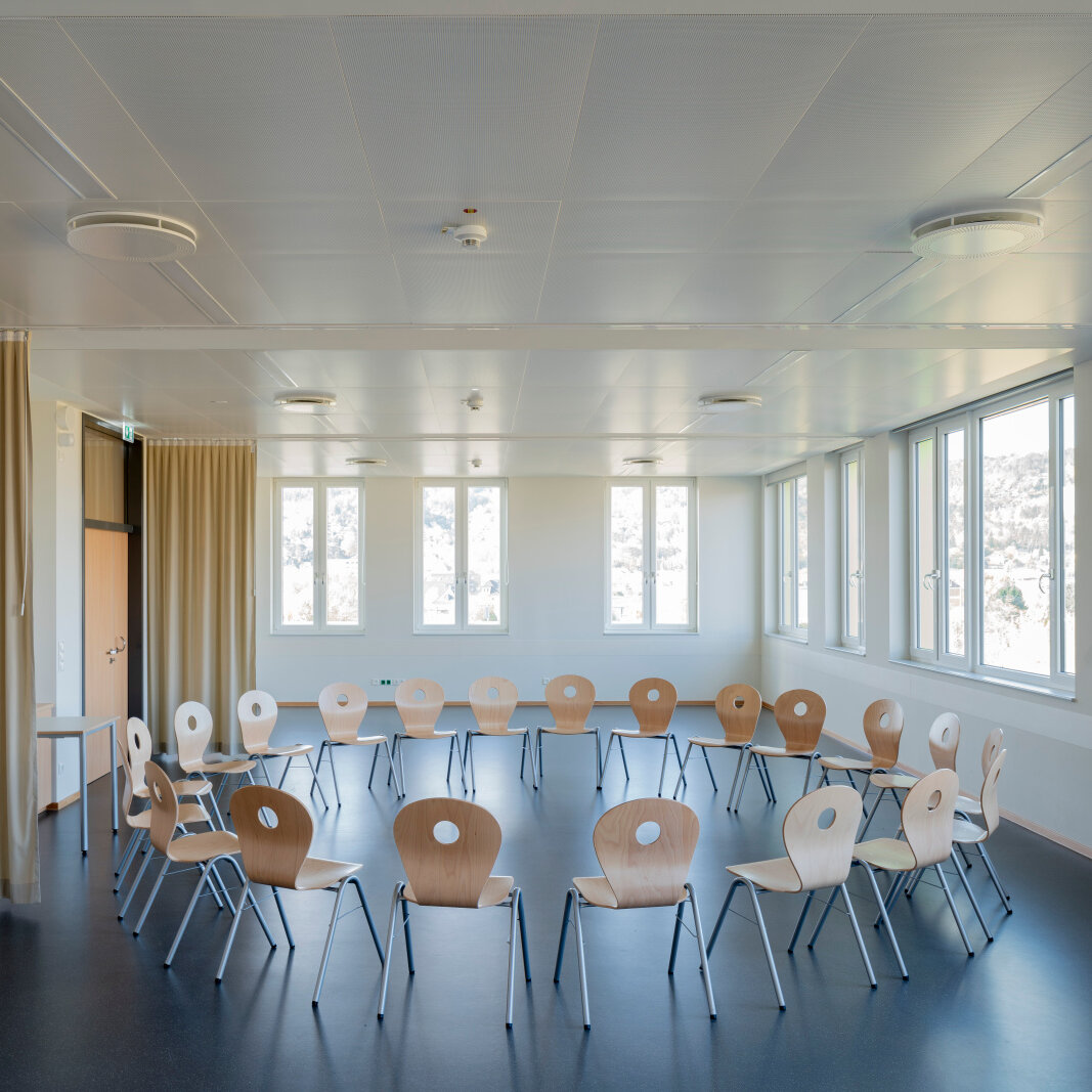 Sistema ad aggancio Zehnder RHC Aula scolastica Sistema ad aggancio Zehnder RHC Soffitto in metallo