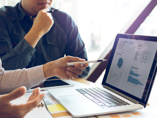 Geräte Ersatz ist angezeigt Tablet zwei Personen Besprechung