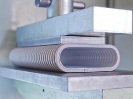 Qualitätstest Zehnder ComfoTube nahaufnahme eines zehnder comoftube bei einem Qualitätscheck