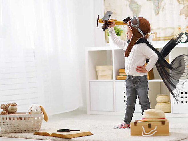 Frische Luft im Kinderzimmer Kind mit Spielzeug