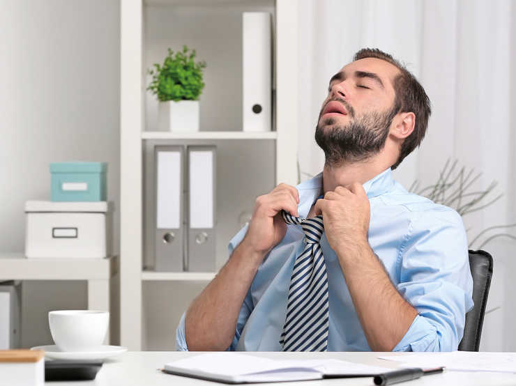 Schlechte Luft in Innenräumen Müde, schlechte Luft, Mann öffnet Hemdkragen