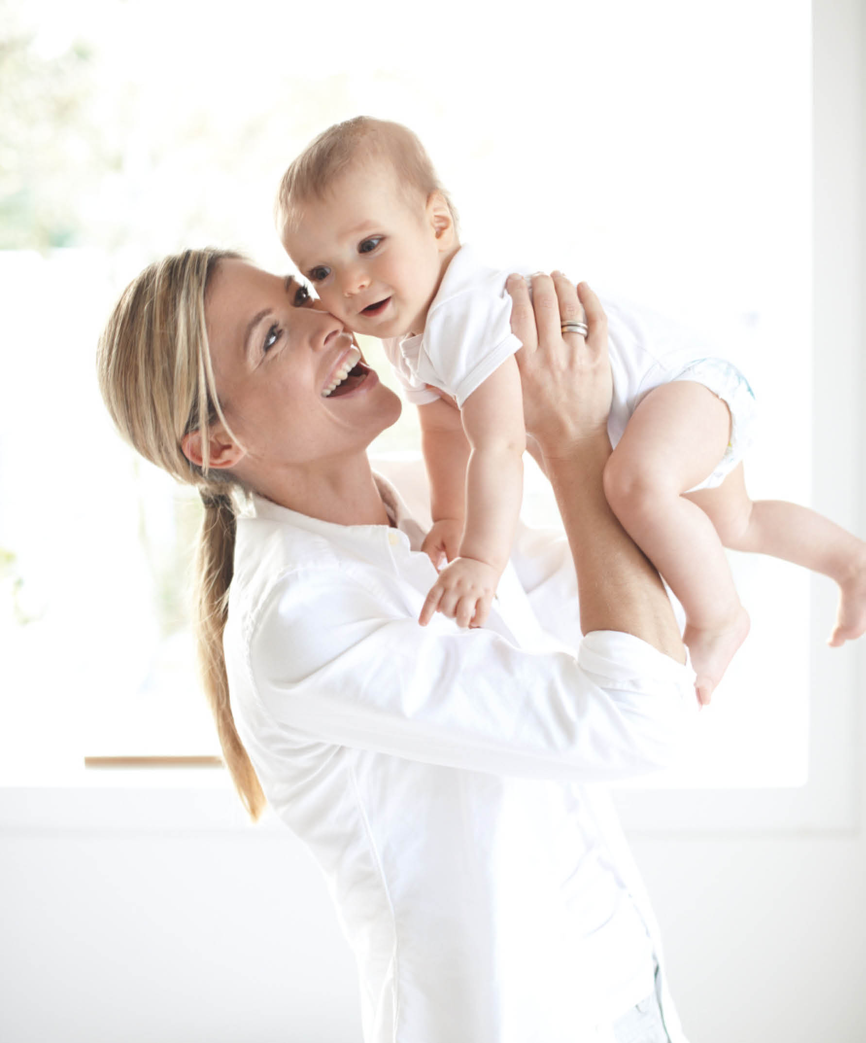 Protezione dal rumore esterno Donna con bambino davanti alla finestra